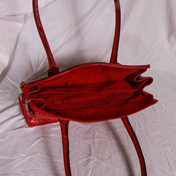 Red Alligator-texture Cleo&Patel, gold trim Purse - Picture 5 of 5
